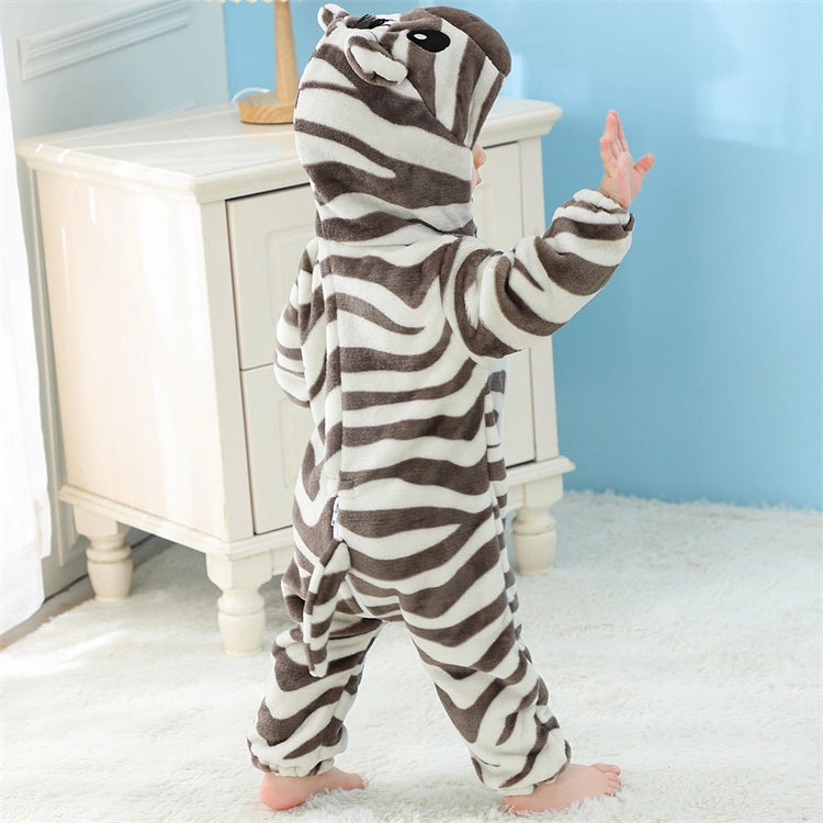 En mjuk och gullig zebra-maskeraddräkt för barn i vitt och svart randig flanellmaterial. Dräkten har en huva med öron, en liten man och ett sött ansikte, vilket gör den perfekt för både utklädnad, lek och maskerad.