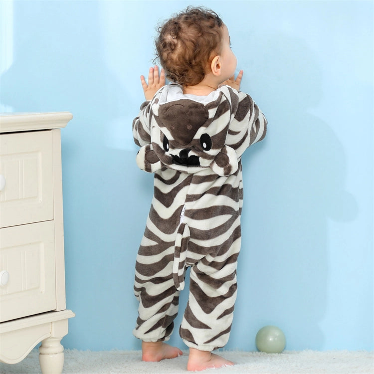 En mjuk och bekväm zebra-maskeraddräkt för barn med de klassiska svarta och vita ränder. Dräkten är en praktisk heldräkt med dragkedja framtill och en söt huva, som har små öron och en man, perfekt för maskerad eller lek.