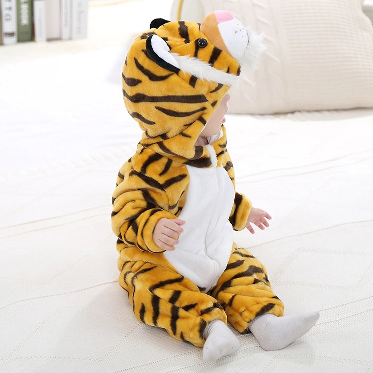 En charmig och mjuk tigerdräkt för barn, utförd som en heldräkt i orange och vita färger med de klassiska svarta tigerränder. Dräkten har en matchande huva med små öron och ett sött tigeransikte samt en lång svans baktill, vilket gör den perfekt för lek och maskerad.