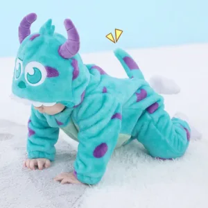 Den här bilden visar en gullig ljusblå Sulley-dräkt för småbarn, inspirerad av Monsters, Inc. Dräkten är gjord av mjukt fleece med lila fläckar, en vit mage och en huva med små horn och ett vänligt ansikte, perfekt för lek och utklädnad.