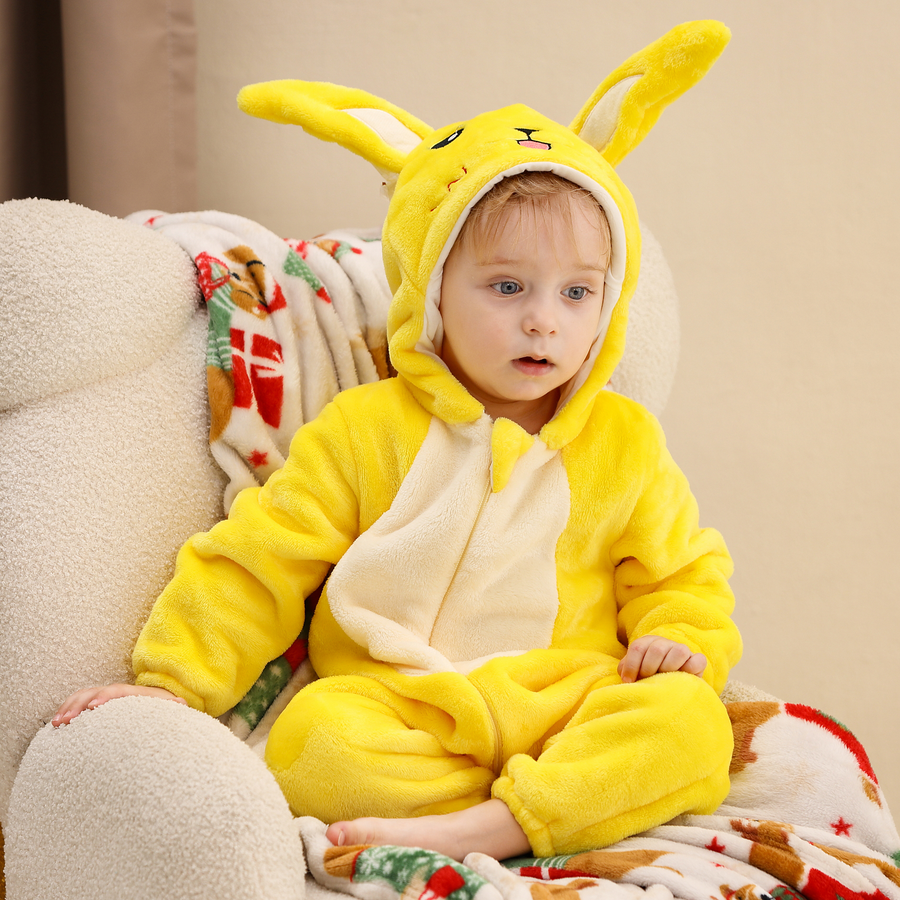 En gullig och mjuk gul Pikachu-maskeraddräkt för barn, formad som en heldräkt i mjukt tyg. Dräkten har en karakteristisk huva med långa öron med svarta spetsar, ett broderat ansikte med röda kinder och en dragkedja framtill för enkel påklädning.