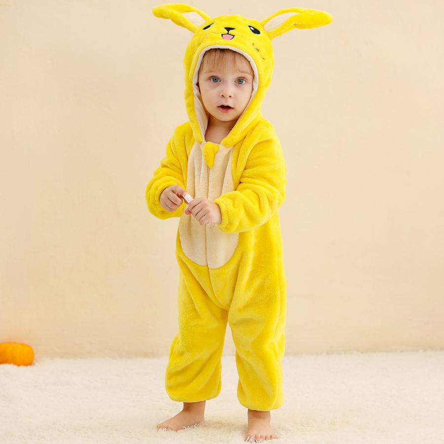 En gullig och mjuk gul Pikachu-maskeraddräkt för barn, formad som en bekväm heldräkt i flanell. Dräkten har de ikoniska röda kinder, spetsiga öron med svarta spetsar och en blixtformad svans på ryggen, vilket gör den perfekt för lek och maskerad.