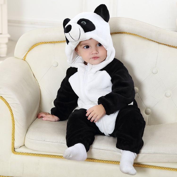 Den här bilden visar en mjuk och gullig pandadräkt för barn, utförd i klassisk svart och vitt flanellmaterial. Dräkten har en vit mage och en detaljerad huva med ett sött pandaansikte, små svarta öron och ögon, vilket gör den perfekt för både maskerad och lek.