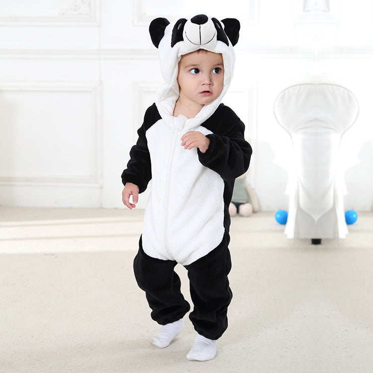 Bilden visar en gullig och mjuk panda-maskeraddräkt för barn i klassiska svarta och vita färger. Denna heldräkt har en vit mage och svarta ärmar samt ben, och den är utrustad med en integrerad huva, som föreställer ett pandaansikte med små öron och mörka markeringar omkring ögonen, vilket gör den perfekt för rolig utklädnad eller maskerad.