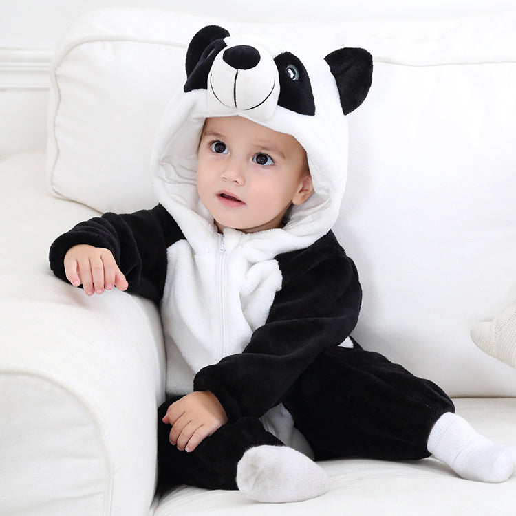 Den här bilden visar en gullig panda maskeraddräkt för barn, utförd i mjukt svart och vitt flanell. Dräkten har en karakteristisk huva med öron och ett vänligt pandaansikte, vilket gör den perfekt för både utklädnad, maskerad och mysig lek hemma.