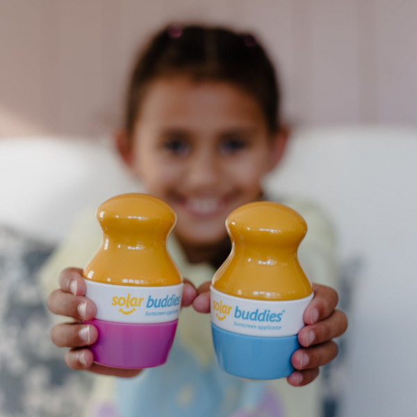 Solar Buddies solkrämsapplikator – livsstilsbild med barn på strand