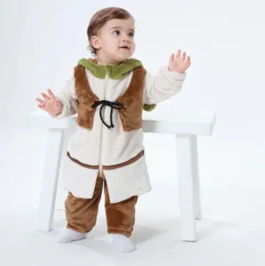 Den här bilden visar en genomarbetad Shrek-dräkt för småbarn, som inkluderar en beige blus med brun väst, klassiska rutiga byxor och en grön mössa med trollets igenkännbara öron, vilket gör den perfekt för maskerad eller kreativ lek.