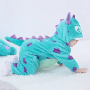 En charmig och mjuk ljusblå monster-maskeraddräkt för barn, inspirerad av karaktären Sulley. Dräkten har lila fläckar, en vit mage och en söt huva med horn och små öron, vilket gör den perfekt för lek eller maskerad.