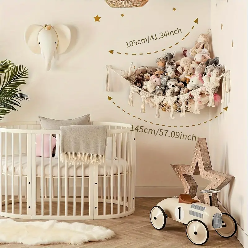 Makramé opbevaringsnet til bamser og legetøj – boheme vægdekoration til børneværelset