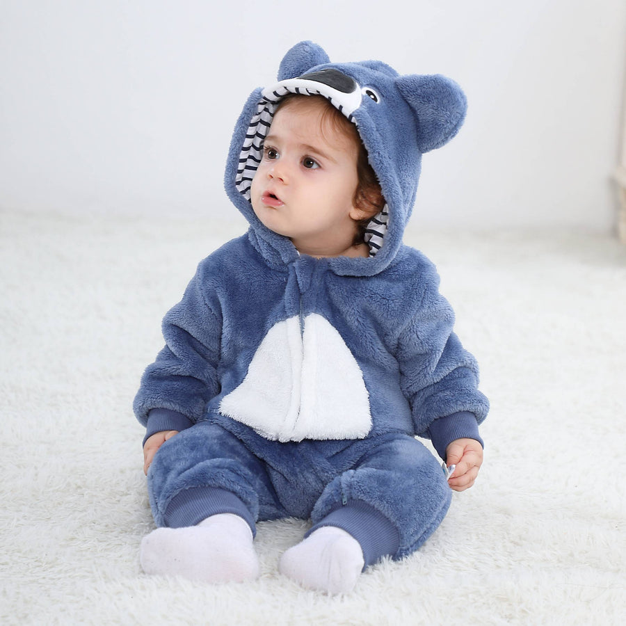 Den här bilden visar en charmig ljusblå koala-maskeraddräkt för barn, sett bakifrån. Dräkten är gjord av mjukt flanellmaterial och har en söt liten svans samt en matchande huva med stora, mörka koala-öron, vilket gör den perfekt för både lek och maskerad.
