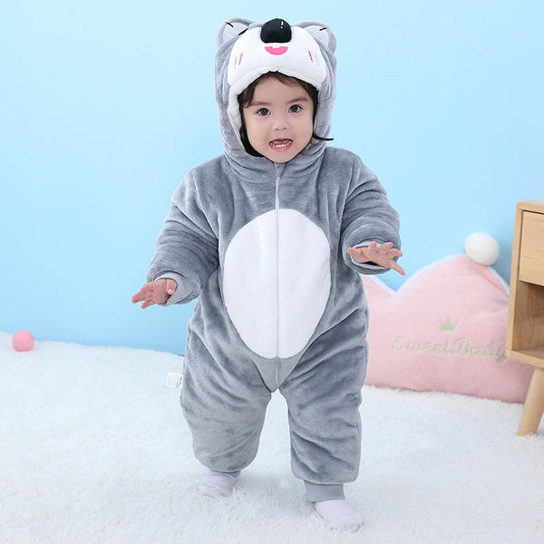 Bilden visar en gullig och mjuk koala-maskeraddräkt för barn i grå och vita färger. Dräkten är gjord av plyschig flanellmaterial med en vit mage och en matchande huva, som har stora öron och ett sött koala-ansikte. Den är perfekt för att hålla barnet varmt och bekvämt under lek eller maskerad.