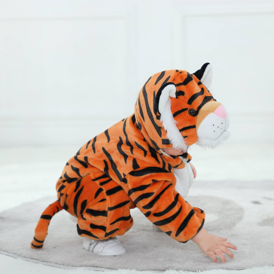 Den här bilden visar en gullig och mjuk orange tigerdräkt för barn, sett bakifrån för att framhäva den lila svansen. Dräkten är gjord av plyschig flanellmaterial med svarta ränder och har en matchande huva med små öron, vilket gör den perfekt för lek eller maskerad.