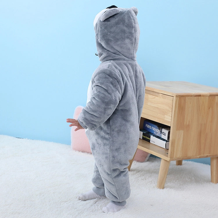 En mjuk och mysig koala-maskeraddräkt för barn i ljusgrå färger med en vit mage. Dräkten har en matchande huva med stora, plyschig öron och ett sött koala-ansikte, som gör den perfekt för lek och utklädnad.