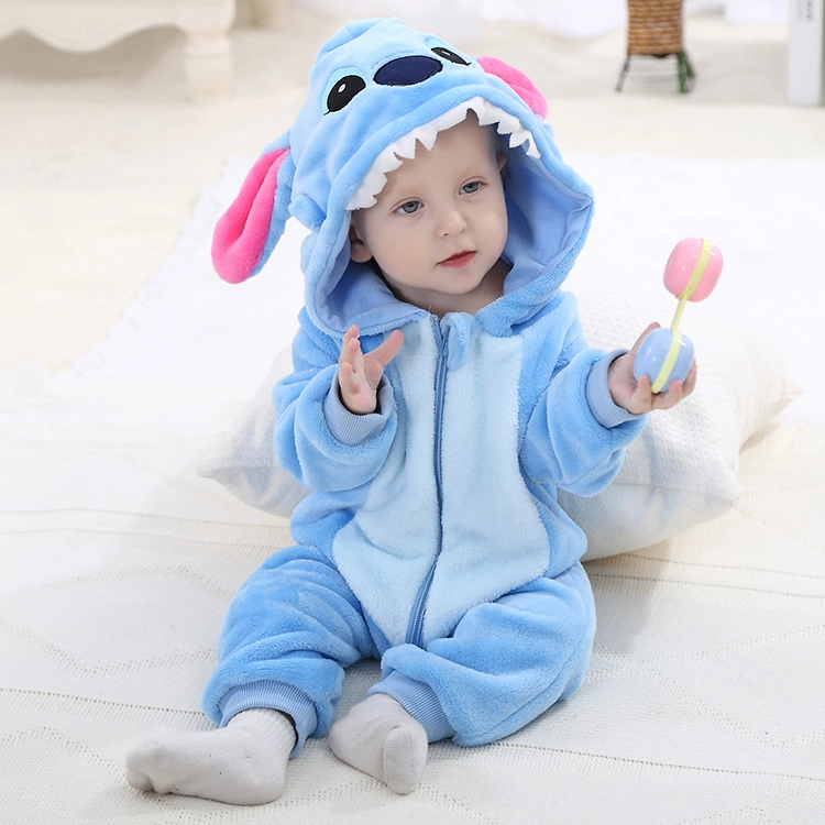 Den här bilden visar en mjuk och gullig Stitch-maskeraddräkt för barn, inspirerad av den populära Disney-karaktär. Dräkten är en ljusblå heldräkt med en vit mage och en tillhörande huva, som har stora, karakteristiska öron och ett sött ansikte, vilket gör den perfekt för rolig utklädnad eller maskerad.