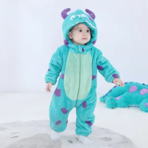 En charmig och mjuk ljusblå Sully-maskeraddräkt för barn med lila fläckar, inspirerad av Monsters, Inc. Dräkten är gjord av lurvig flanell och har en söt huva med horn, öron och ett glatt ansikte, perfekt för både lek och maskerad.