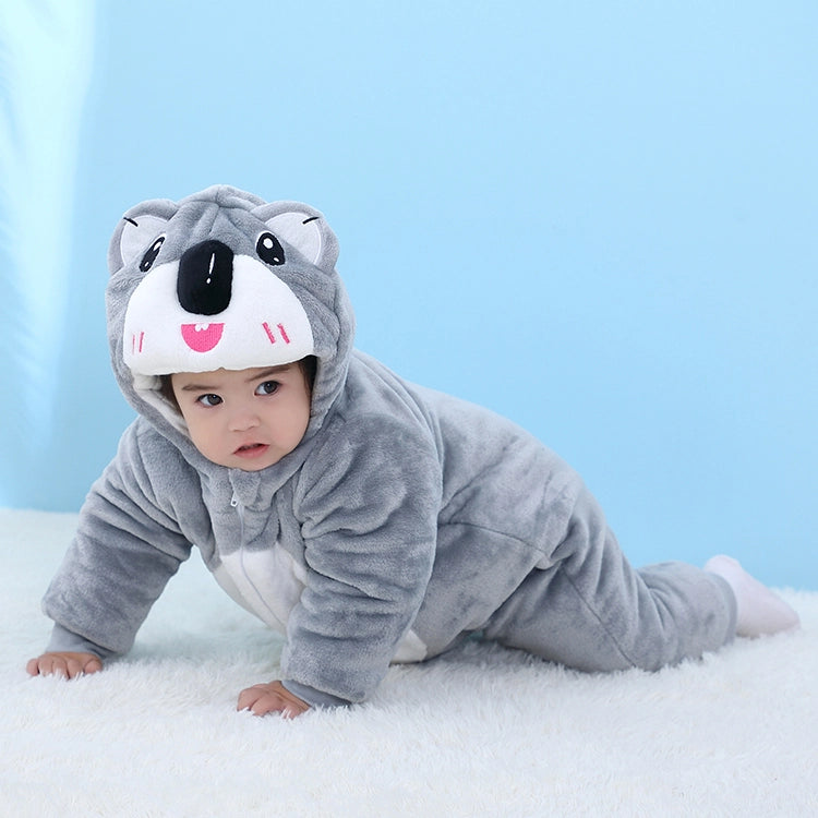 Den här bilden visar en gullig och mjuk koala-maskeraddräkt för barn, utförd i grått och vit plysch. Dräkten har en huva med ett detaljerat koala-ansikte, stora plyschiga öron och en praktisk dragkedja framtill, vilket gör den perfekt för både lek och maskerad.