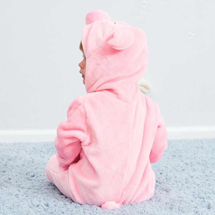 En gullig och mjuk rosa grisdräkt för barn, formad som en bekväm heldräkt med en vit mage. Dräkten har en fastsatt huva med ett sött grisansikte, öron och en liten tryne, samt en krullig svans baktill, vilket gör den perfekt för maskerad eller lek.