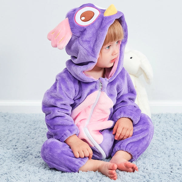 En gullig och mjuk uggledräkt för barn i bruna och vita nyanser. Dräkten är gjord av bekvämt flanellmaterial och har en detaljerad huva med stora ögon och en liten näbb, perfekt för maskerad eller lek.