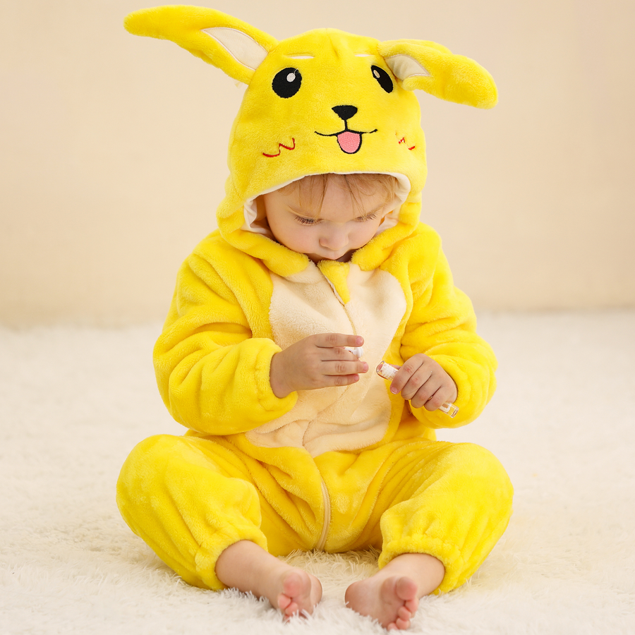 En mjuk och färgsprakande gul Pikachu-maskeraddräkt för barn, formad som en heldräkt med en integrerad huva, som har de ikoniska långa öron och ett sött ansikte broderat på toppen. Dräkten är gjord av bekvämt flanellmaterial och har en praktisk dragkedja på framsidan för enkel påklädning.
