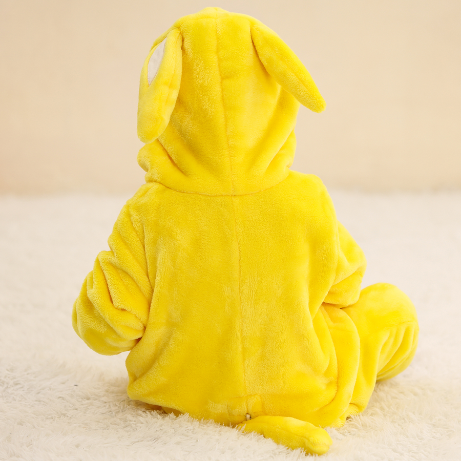 Den här bilden visar en gullig och mjuk Pikachu-maskeraddräkt för barn, utförd i ett gult flanellmaterial. Dräkten har en vit mage, en dragkedja framtill och en detaljerad huva med Pikachus karakteristiska öron och ansikte, vilket gör den perfekt för både utklädnad och lek.