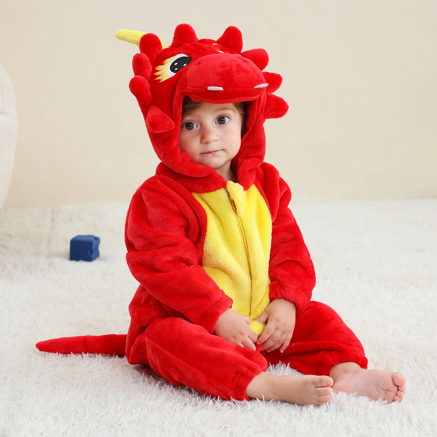 En närbild av en röd dinosaurie-maskeraddräkt för barn, som visar den mjuka ytan och huvan med vita tänder, ögon och mörkröda taggar på toppen. Dräkten är gjord av bekvämt flanellmaterial, vilket gör den perfekt för både lek och utklädnad.