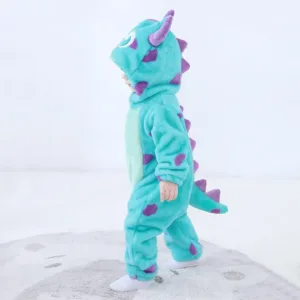 Den här bilden visar en mjuk och gullig Monster Sully dräkt för småbarn, som är inspirerad av den kända karaktären från Monsters, Inc. Dräkten är gjord av blått flanellmaterial med lila prickar och har en praktisk dragkedja framtill samt en huva med små horn och ett vänligt ansikte.