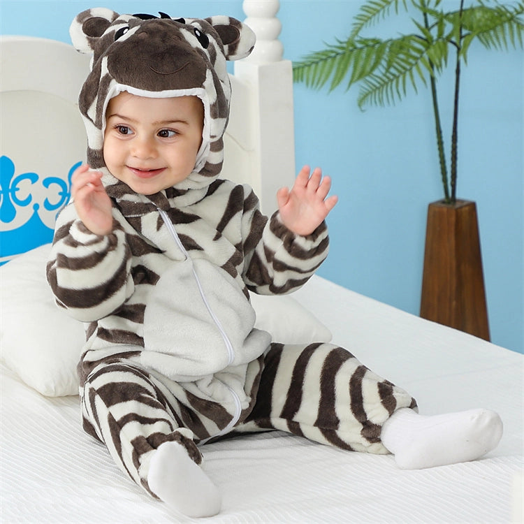 En charmig och mjuk zebra-maskeraddräkt för barn med de klassiska svarta och vita ränder. Dräkten har en praktisk huva med öron och man, samt en liten svans baktill, vilket gör den perfekt för rolig utklädnad och lek.