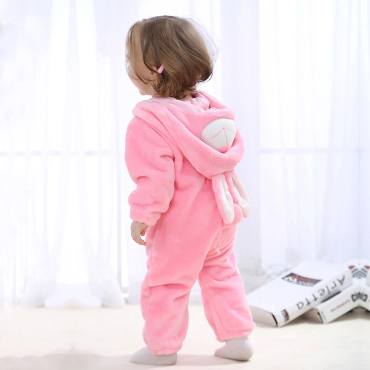 Den här bilden visar en oemotståndlig och mjuk rosa kanindräkt för barn, utförd i ett bekvämt flanellmaterial. Dräkten har en vit mage och en matchande huva med långa, upprättstående öron, vilket gör den perfekt för både maskerad och rolig lek.