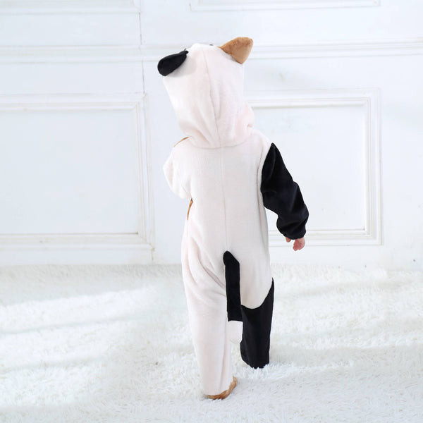 En mjuk och gullig beige kattdräkt för barn, utformad som en bekväm heldräkt i flanell. Dräkten har en fin huva med små öron och ett sött kattansikte, vilket gör den perfekt för maskerad, maskeradfester eller rolig lek hemma.