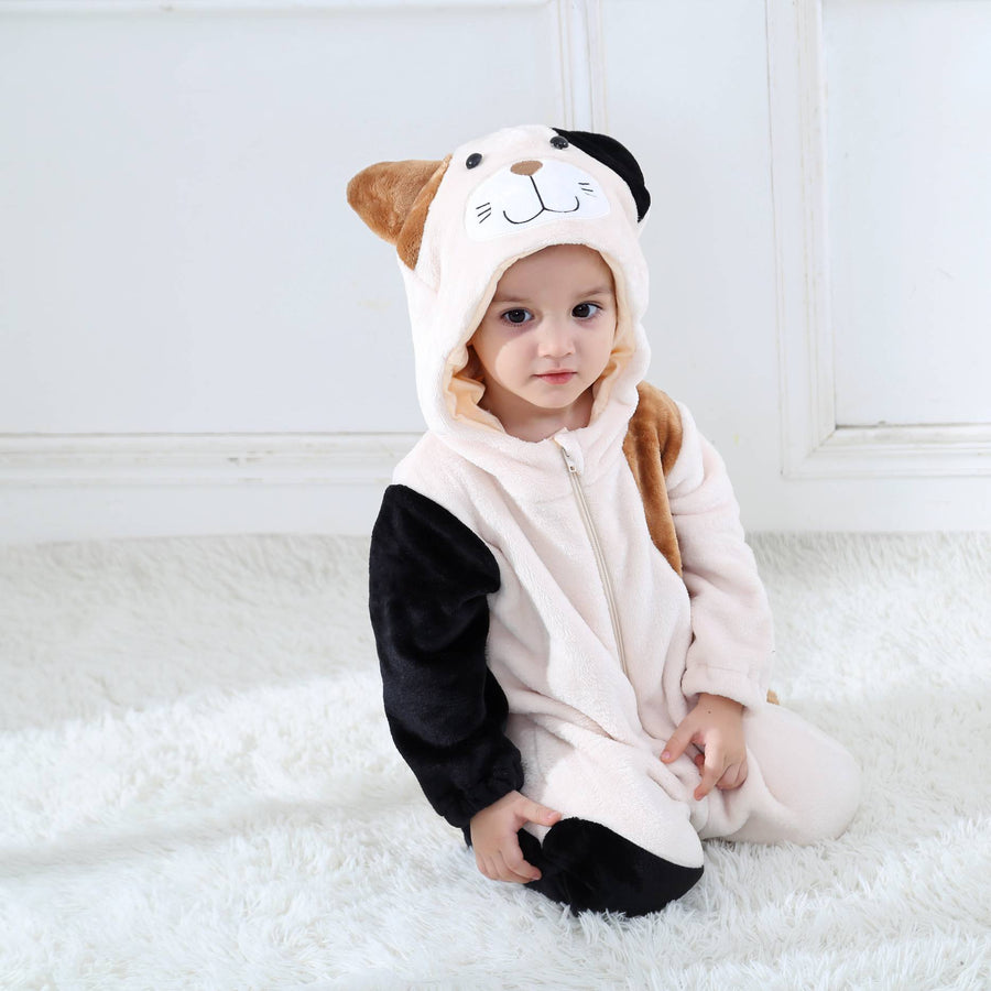 En gullig och mjuk beige kattdräkt för barn, visad framifrån för att framhäva det söta ansikte på huvan. Dräkten är gjord av bekvämt flanellmaterial med en vit mage, små öron och en dragkedja framtill, vilket gör den perfekt för både lek och maskerad.