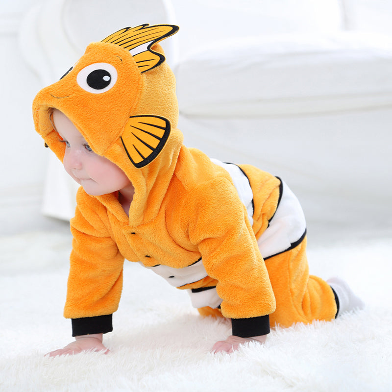 En charmig och mjuk clownfiskdräkt för barn, som är inspirerad av Nemo. Dräkten är orange med vita och svarta ränder, har en söt huva med stora ögon och små fenor på sidorna. Den mjuka flanell gör den perfekt för både utklädnad och lek.