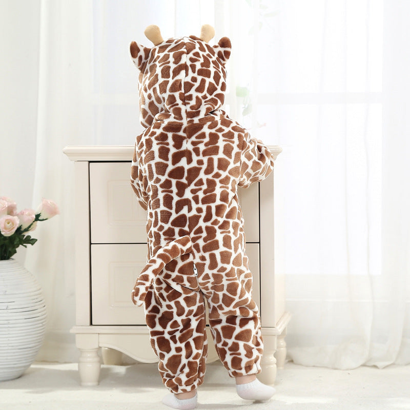 En närbild av en gullig giraffdräkt för barn, utförd i ett mjukt och plyschigt material med de karakteristiska bruna fläckar på en beige bakgrund. Dräkten har en huva med ett sött giraffansikte, små horn och öron, vilket gör den perfekt för både lek och utklädnad.