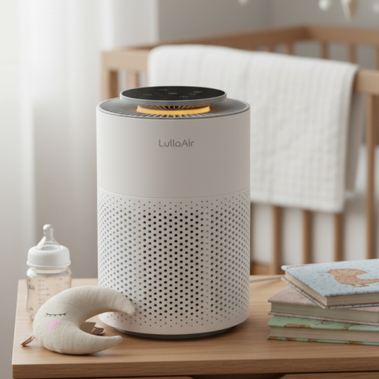 Luftrenser på børneværelset fra NuttetBaby som hedder LullaAir. Luftrenseren står og er tændt med natlys inde på værelset.