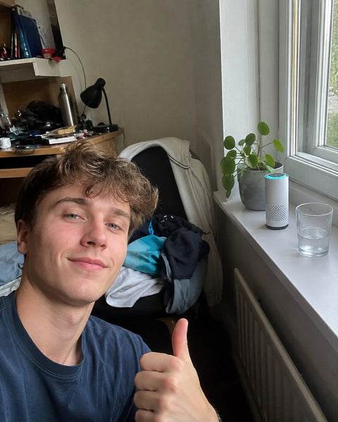 LullaAir™ Mini på vindueskarmen på et kollegieværelse