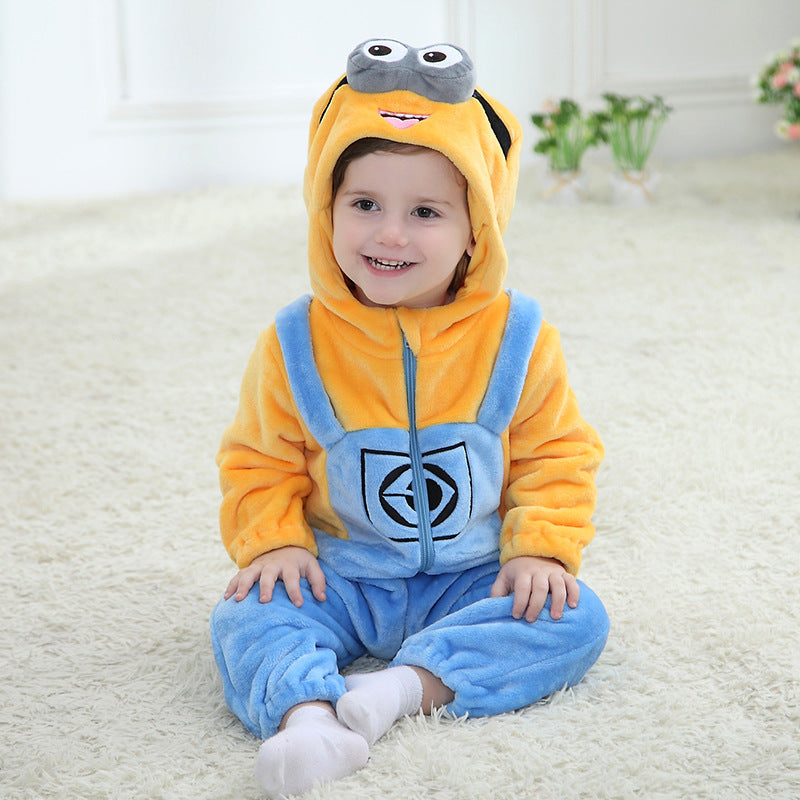 En färgglad Minion-maskeraddräkt för barn gjord av mjukt, gult och blått flanell. Dräkten har de klassiska denim-hängselbyxor detaljer, en huva med ett stort öga och glasögon samt små hår på toppen, vilket gör den perfekt för lek och maskerad.