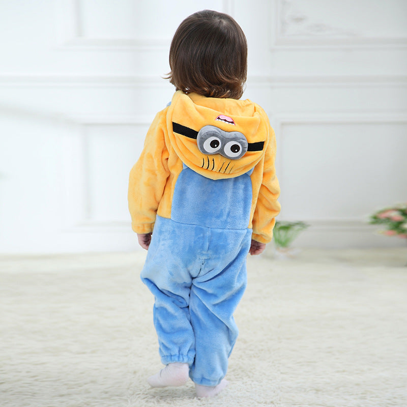 En charmig och mjuk Minion-maskeraddräkt för barn, formad som en heldräkt i gul och blå. Dräkten har de klassiska hängselbyxor och en huva med de ikoniska stora glasögon och ett glad ansikte, perfekt för lek eller maskerad.