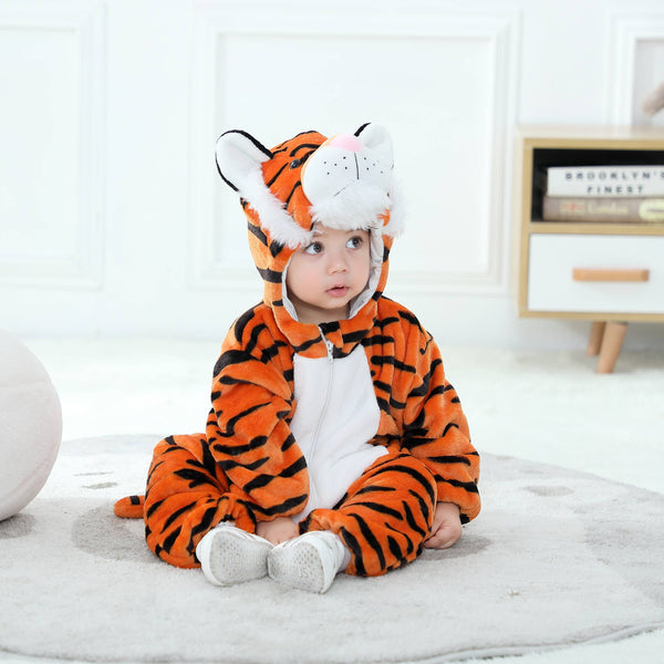 En gullig och mjuk orange tigerdräkt för barn med svarta ränder, vit mage och en matchande huva med små öron. Dräkten är gjord av bekvämt flanellmaterial och har en praktisk dragkedja framtill, som gör den perfekt för både lek och maskerad.