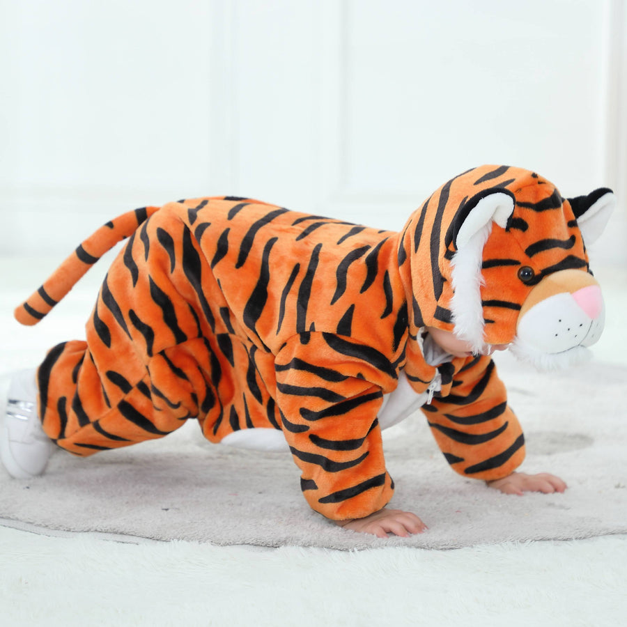 En närbild av en gullig, orange tigerdräkt för barn med svarta ränder. Dräkten är gjord av mjuk flanell och har en stoppad huva med öron och ett detaljerat tigeransikte, som gör utklädnaden både rolig och livfull.