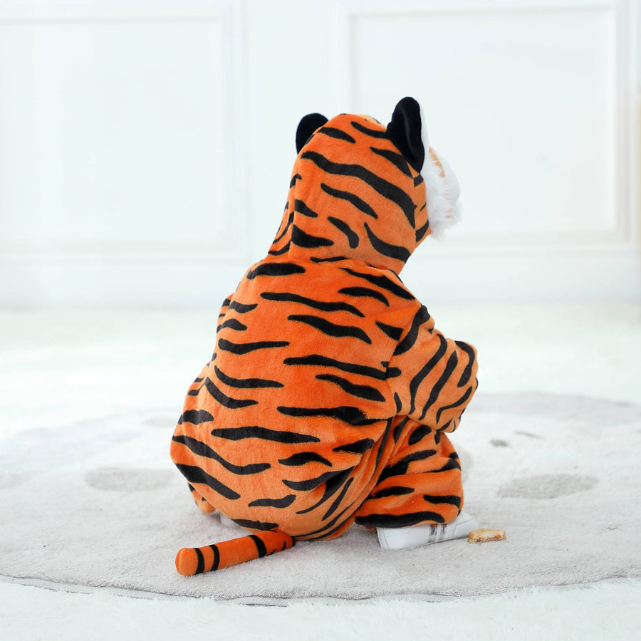 En närbild av en gullig orange tigerdräkt för barn, som visar den mjuka ytan med svarta ränder, en vit mage och en detaljerad huva med små öron och en vit nos.