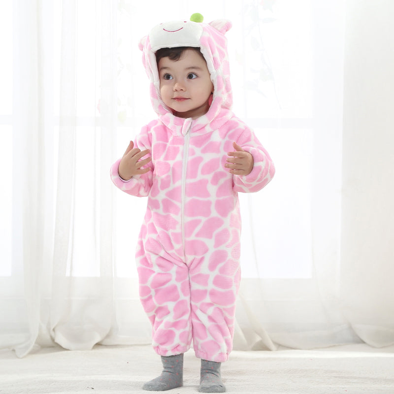 En gullig och mjuk rosa giraffdräkt för barn, visad framifrån. Dräkten har gula fläckar, en vit mage och en huva med ett sött giraffansikte, små horn och öron.