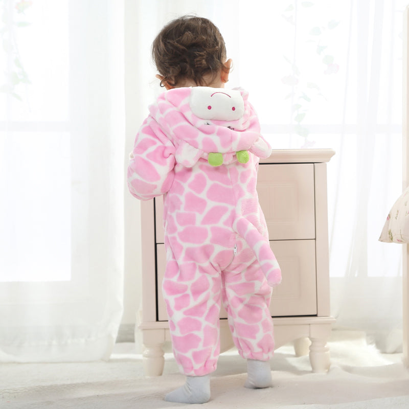 Den här bilden visar en charmig och mjuk rosa giraffdräkt för barn. Dräkten har ett unikt fläckigt mönster i vita och rosa nyanser och inkluderar en söt huva med girafföron och små horn. Den är utformad som en bekväm heldräkt med dragkedja framtill, vilket gör den perfekt för både lek och utklädnad.