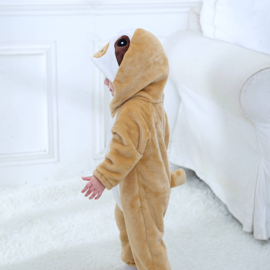 Den här bilden visar en charmig och mjuk sengångardräkt för barn, utförd i ett lurvigt grått och beige material. Dräkten har en vit mage, långa armar med mjuka klor och en söt huva med ett detaljerat sengångaransikte, vilket gör den perfekt för både utklädnad och lek.